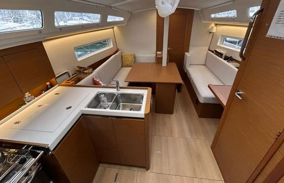 Sailboat Jeanneau Sun Odyssey 380 10m