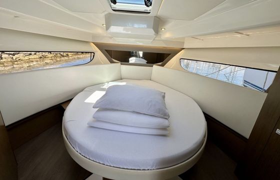 Motorboat Jeanneau Merry Fisher 1095 FLY 600hp
