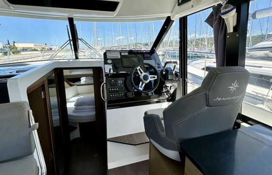 Motorboat Jeanneau Merry Fisher 1095 FLY 600hp