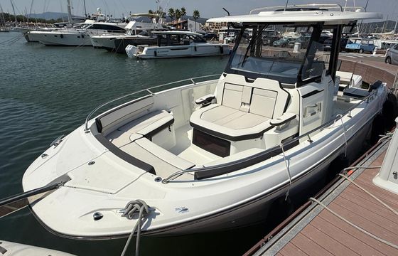 Motorboat Jeanneau Cap Camarat 10.5 CC 600hp