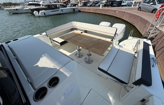 Motorboat Jeanneau Cap Camarat 10.5 CC 600hp