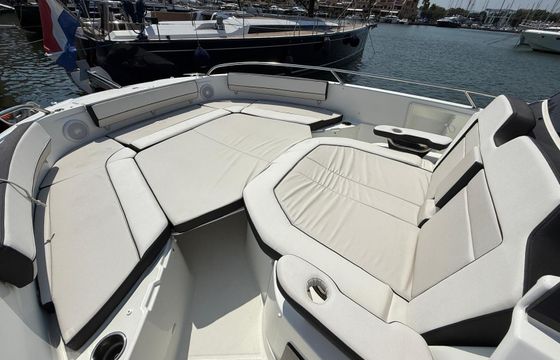 Motorboat Jeanneau Cap Camarat 10.5 CC 600hp