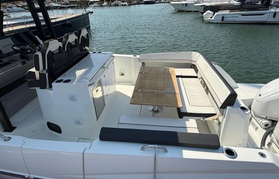 Motorboat Jeanneau Cap Camarat 10.5 CC 600hp