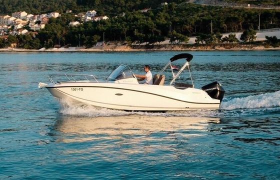 Motorboat Quicksilver 675 Sundeck 200hp