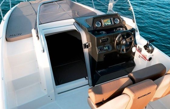 Motorboat Quicksilver 675 Sundeck 200hp
