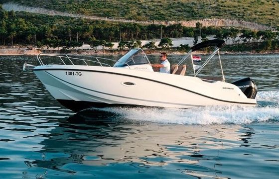 Motorboat Quicksilver 675 Sundeck 200hp