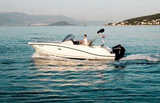Motorboat Quicksilver 675 Sundeck 200hp