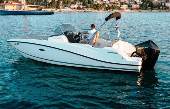 Motorboat Quicksilver 675 Sundeck 200hp
