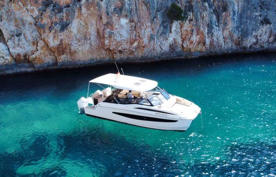 Motorboat Aquila 32 Sport 600hp