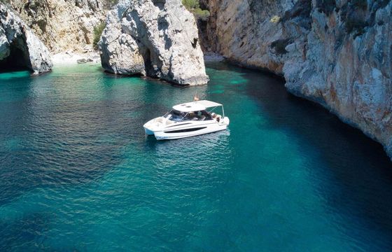 Motorboat Aquila 32 Sport 600hp