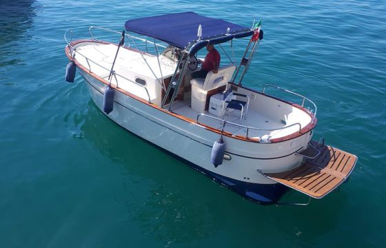 Motorboat Di Luccia Vega 750 150hp