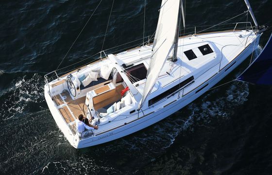 Sailboat Beneteau Oceanis 35 9.97m
