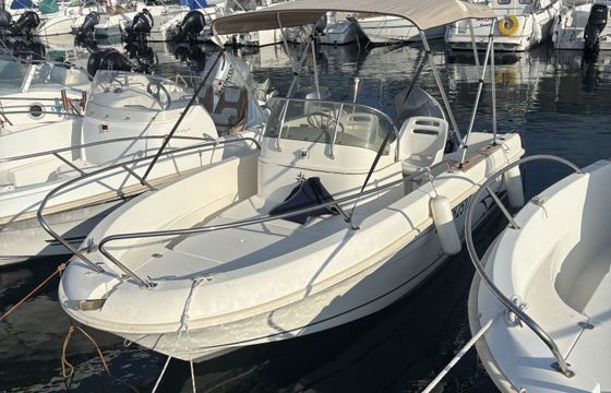 Motorboat Jeanneau Cap Camarat 100hp