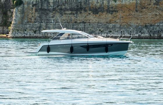 Motorboat Sealine S335 640hp