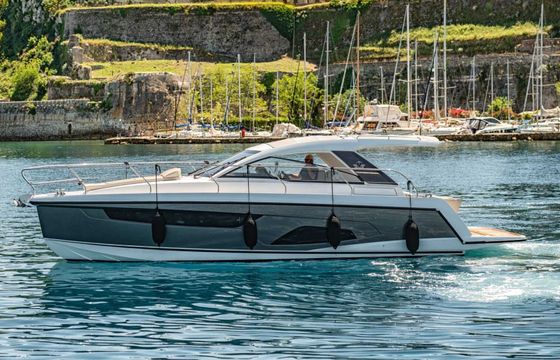 Motorboat Sealine S335 640hp