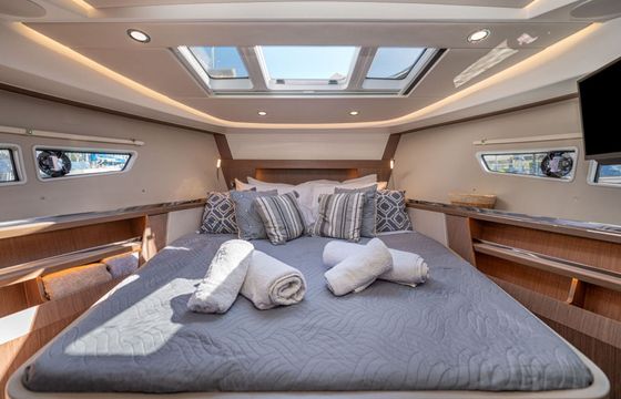 Motorboat Sealine S335 640hp