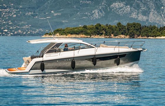 Motorboat Sealine S335 640hp