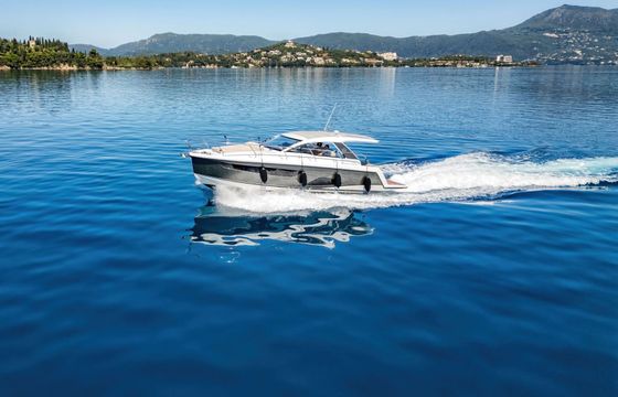 Motorboat Sealine S335 640hp