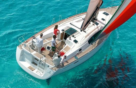 Sailboat Beneteau Oceanis 430 13.7m