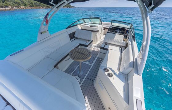 Motorboat Sea Ray SDX 270 300hp