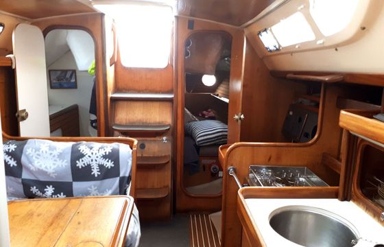 Sailboat Beneteau Oceanis 320 9.25m