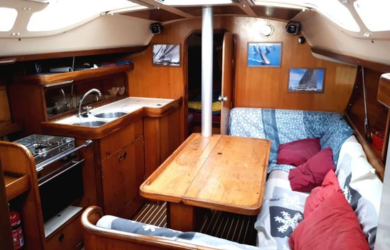 Sailboat Beneteau Oceanis 320 9.25m