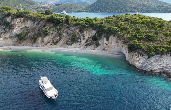 Motor yacht Canados 58ft 1640hp