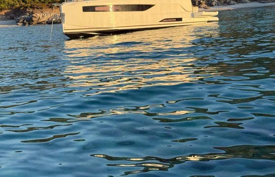 Motorboat Jeanneau DB 43 760hp