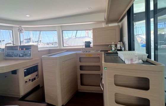 Catamaran Lagoon-Bénéteau Lagoon 42 - 4 + 1 cab. 12m