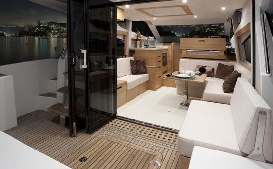 Motorboat Luxury Motorcruiser with Toys Private dining available on board 850hp