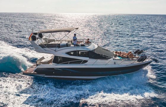 Motorboat Luxury Motorcruiser with Toys Private dining available on board 850hp