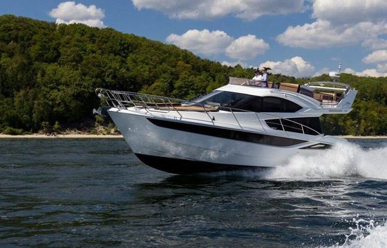 Motorboat Luxury Motorcruiser with Toys Private dining available on board 850hp