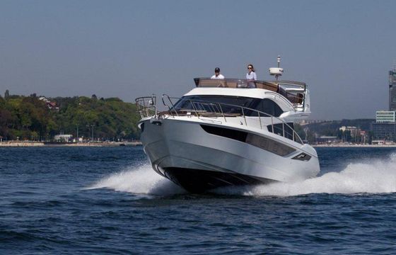 Motorboat Luxury Motorcruiser with Toys Private dining available on board 850hp