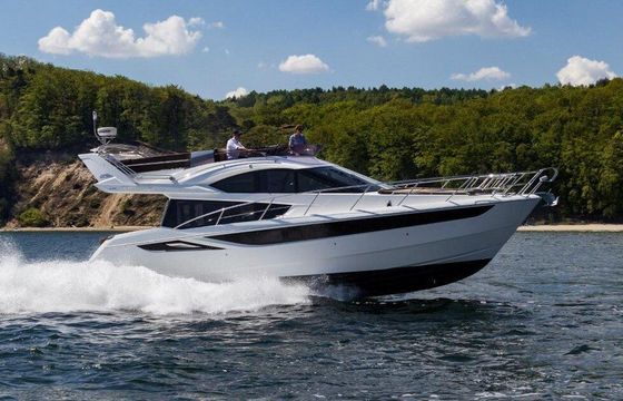 Motorboat Luxury Motorcruiser with Toys Private dining available on board 850hp