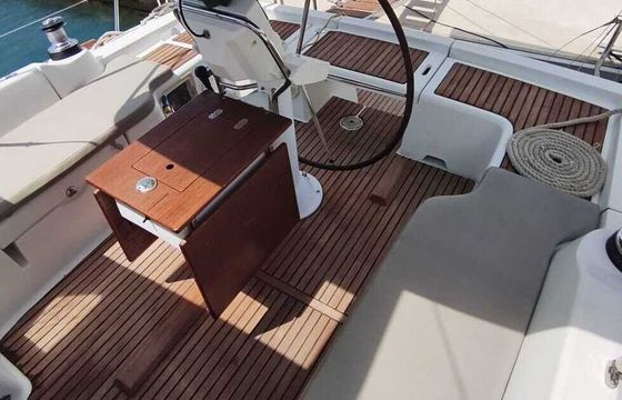 Sailboat Beneteau OCEANIS 37 11.74m