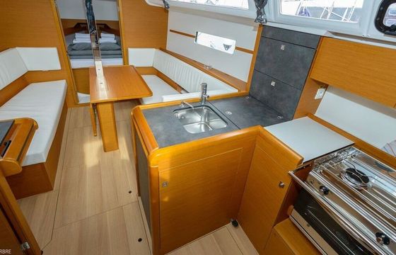 Sailboat JEANNEAU SUN ODYSSEY 349 10.34m
