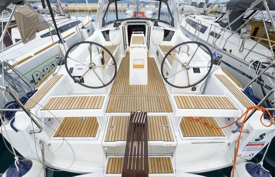 Sailboat JEANNEAU SUN ODYSSEY 349 10.34m