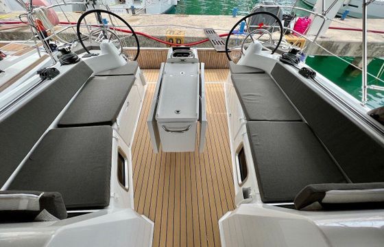 Sailboat Jeanneau Sun Odyssey 410 12.35m