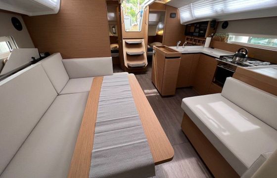 Sailboat Jeanneau Sun Odyssey 410 12.35m