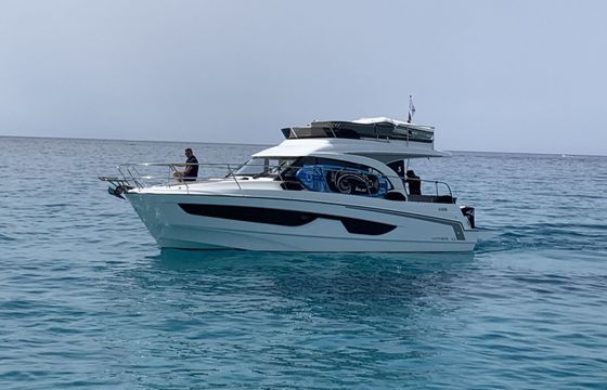 Motorboat Beneteau Antares 11 fly 700hp