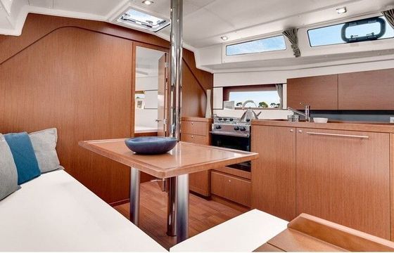 Sailboat BENETEAU Oceanis 38 11.5m