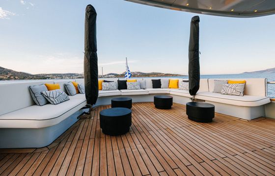 Motor yacht Custom Line 108'3" 643hp