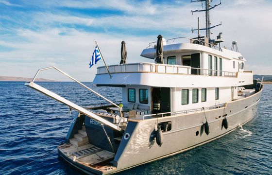 Motor yacht Custom Line 108'3" 643hp