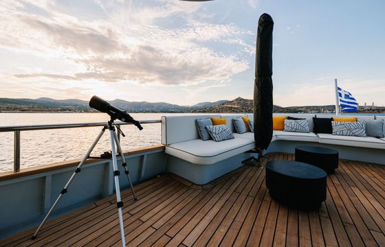Motor yacht Custom Line 108'3" 643hp