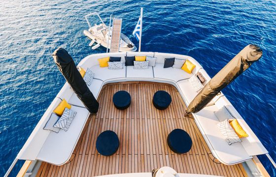 Motor yacht Custom Line 108'3" 643hp