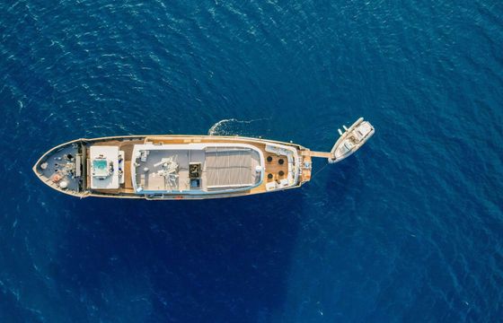 Motor yacht Custom Line 108'3" 643hp