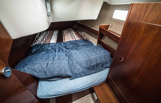 Sailboat Beneteau Oceanis 351 10.6m