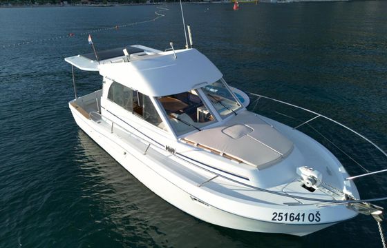 Motor yacht Beneteau Antares 9 210hp