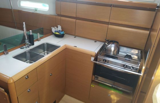 Sailboat Jeanneau Sun Odyssey 389 11.75m