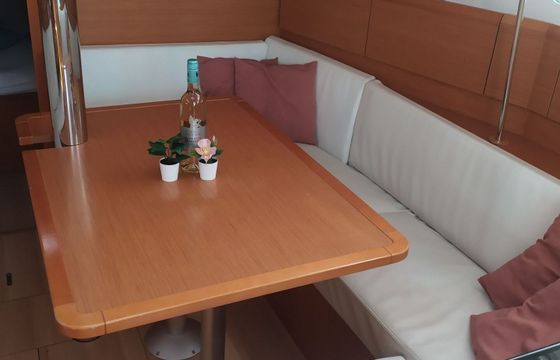 Sailboat Jeanneau Sun Odyssey 389 11.75m